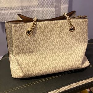 Micheal kors pocket book